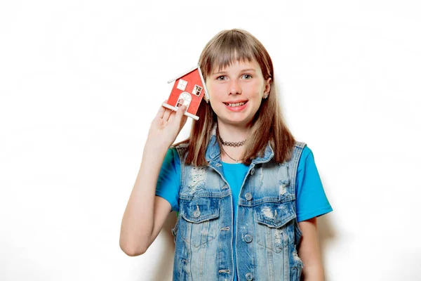 Jeune adolescente avec maison de jouet — Photo