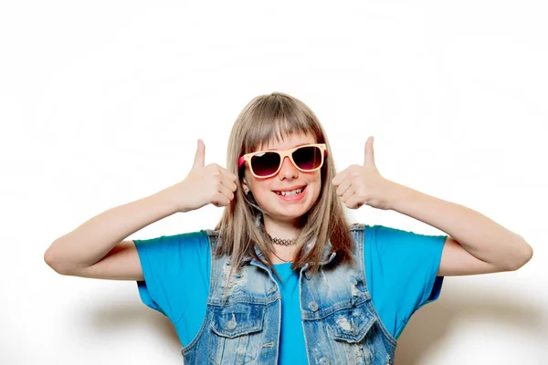 Jovem adolescente com óculos de sol — Fotografia de Stock