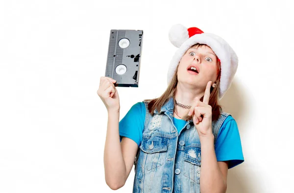 Retrato Jovem Adolescente Chapéu Natal Com Vhs Fundo Branco — Fotografia de Stock