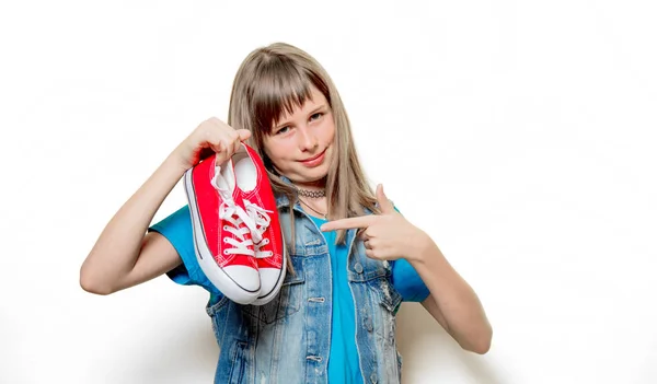 Portret van jonge tienermeisje met rode gumshoes — Stockfoto
