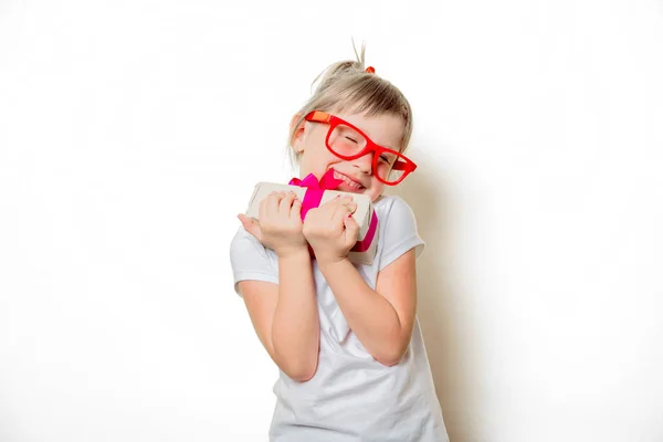 Niña en gafas con caja de regalo —  Fotos de Stock