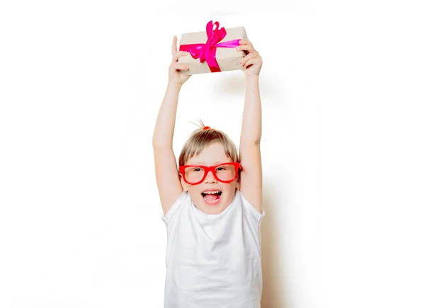 Kleuter meisje in glazen met geschenkdoos — Stockfoto