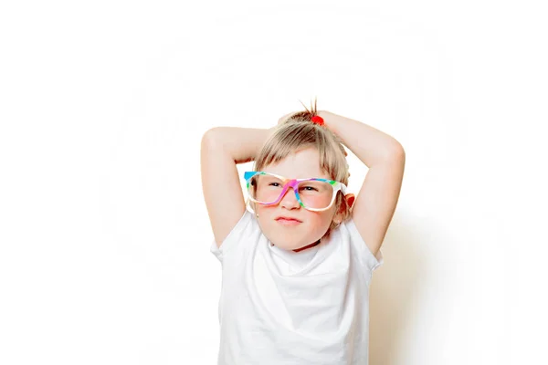 Kleinkind in weißem T-Shirt und Brille — Stockfoto