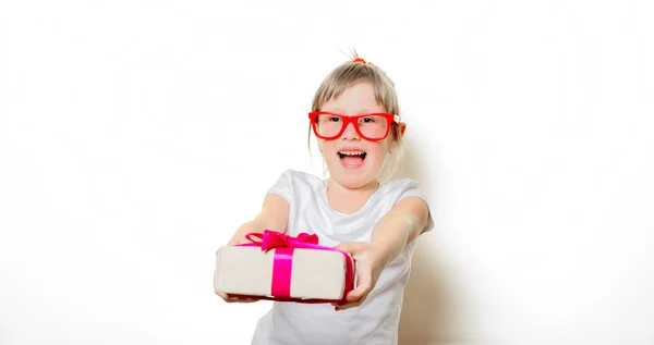 Menina criança em óculos com caixa de presente — Fotografia de Stock
