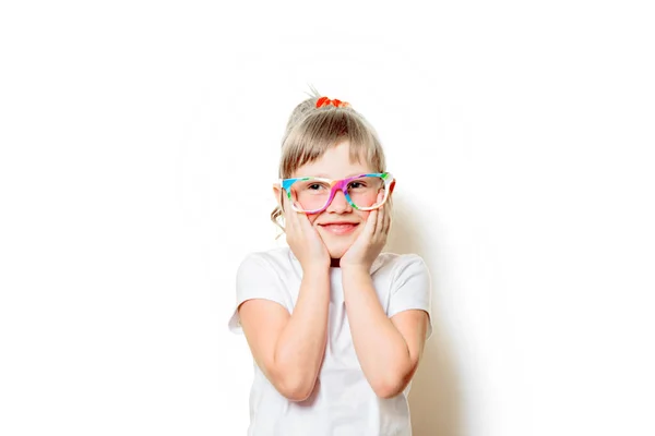 Tout-petit fille en t-shirt blanc et lunettes — Photo