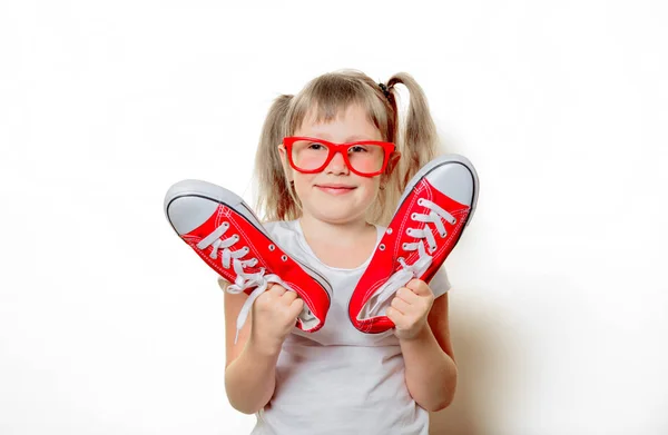 Μικρό παιδί κορίτσι με τα γυαλιά με πάνινα παπούτσια — Φωτογραφία Αρχείου