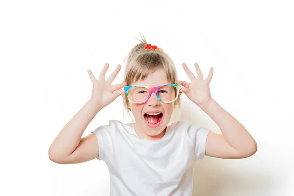 Μικρό παιδί κορίτσι με λευκό μπλουζάκι και γυαλιά — Φωτογραφία Αρχείου
