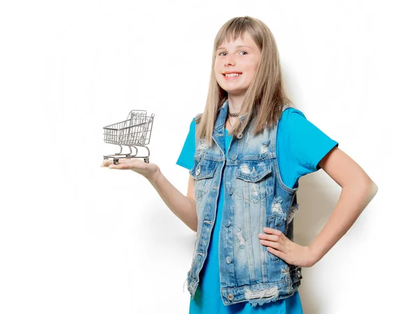 Jeune adolescente avec chariot de supermarché — Photo