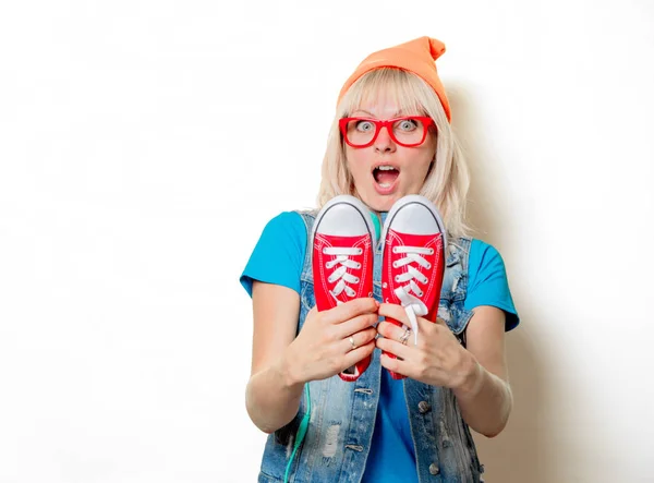 Модная девушка в оранжевой шляпе с красными резиновыми туфлями — стоковое фото