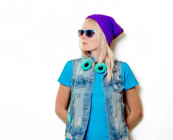 Trendi lány a kalap és a fejhallgató — Stock Fotó