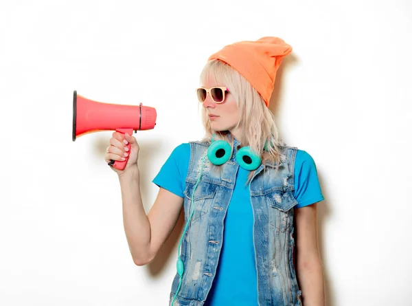 Cappello arancio ragazza alla moda con megafono — Foto Stock