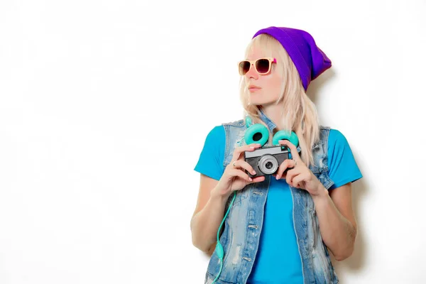 Portret Van Jonge Trendy Meisje Muts Met Camera Witte Achtergrond — Stockfoto