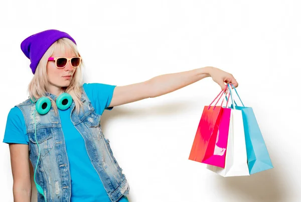 Chica de moda en sombrero con bolsas de compras —  Fotos de Stock