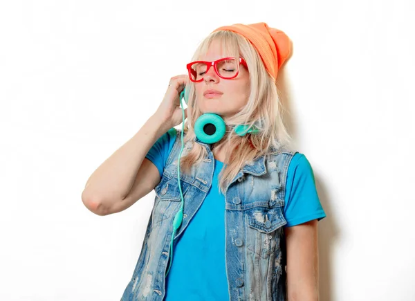 Chapéu laranja menina na moda com fones de ouvido — Fotografia de Stock