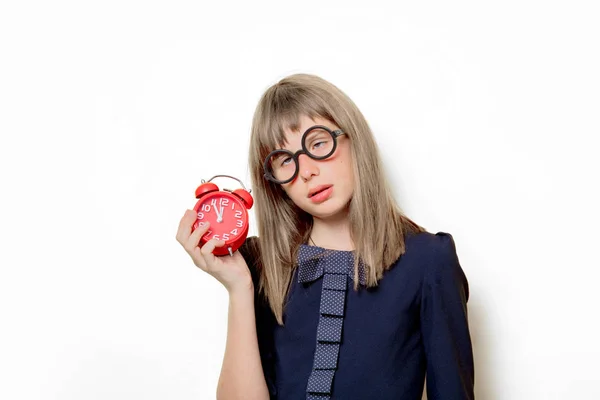 Retrato Uma Garota Nerd Óculos Com Despertador Fundo Branco — Fotografia de Stock