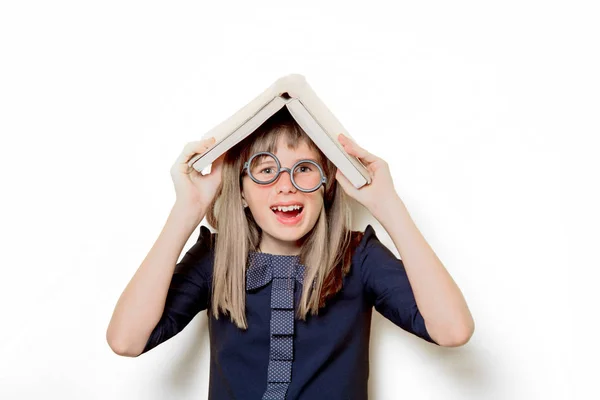 Retrato de una chica nerd en gafas con libros — Foto de Stock