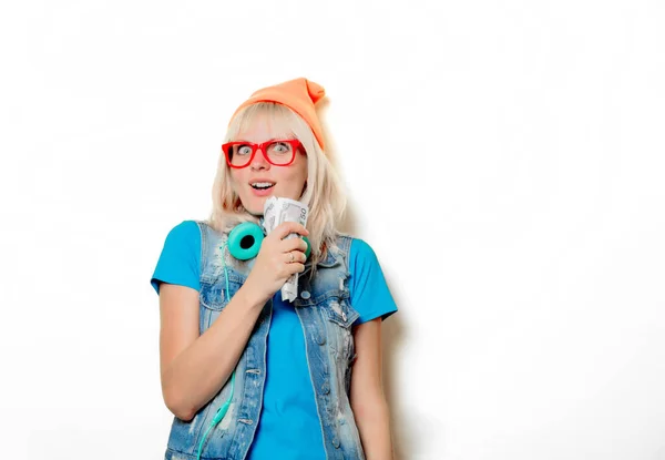 Trendy girl orange hat with money — Stock Photo, Image