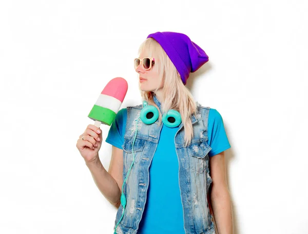 Trendiges Mädchen mit Hut und Eis — Stockfoto
