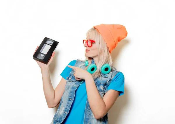 Chica adulta sombrero naranja con VHS —  Fotos de Stock