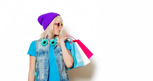 Menina na moda em chapéu com sacos de compras — Fotografia de Stock