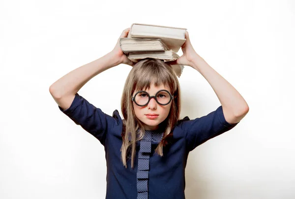 Retrato de uma garota nerd em óculos com livros — Fotografia de Stock