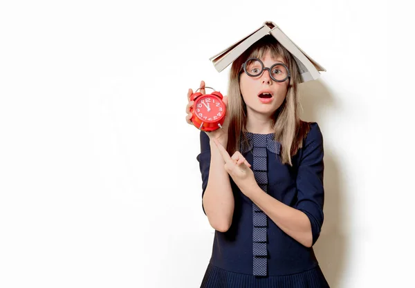 Nerd chica en gafas con libros y despertador —  Fotos de Stock