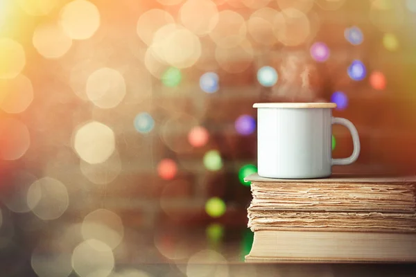 热杯咖啡和带仙女灯的书 — 图库照片