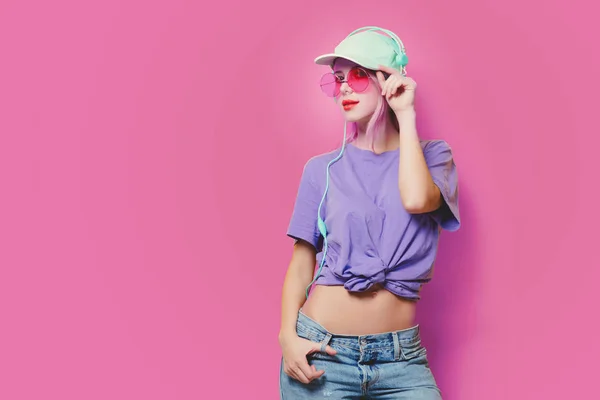 Chica con gafas naranjas y auriculares — Foto de Stock