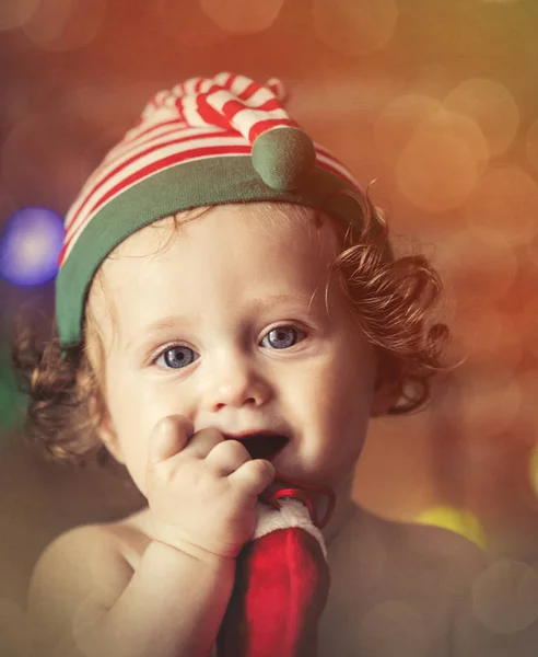 Mały chłopczyk w elf kapelusz z fairy lights — Zdjęcie stockowe
