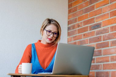 oturma ve çalışma dizüstü bilgisayar ile kız