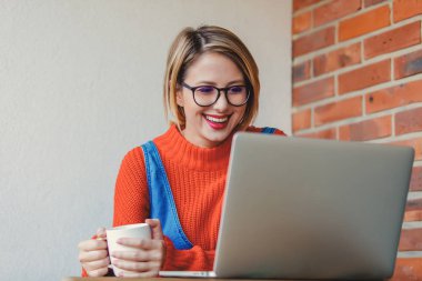 oturma ve çalışma dizüstü bilgisayar ile kız