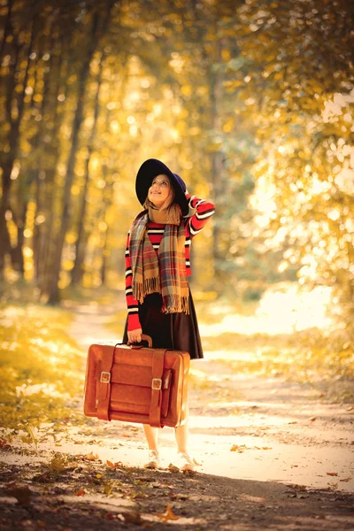 Menina com suicase em um parque — Fotografia de Stock