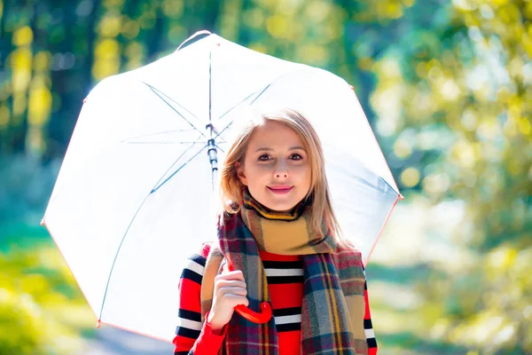 Flicka med paraply i höst park — Stockfoto