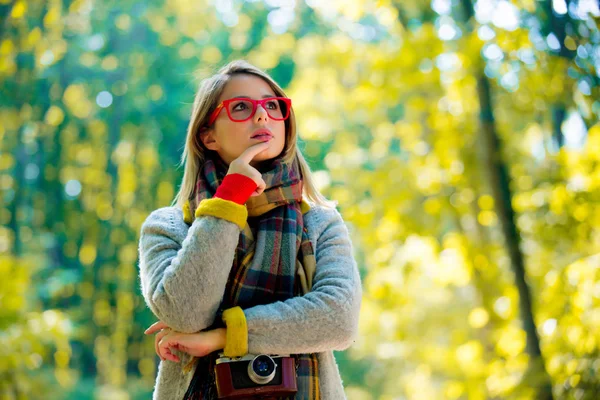 Κορίτσι με τη φωτογραφική μηχανή σε ένα Φθινοπωρινό πάρκο — Φωτογραφία Αρχείου