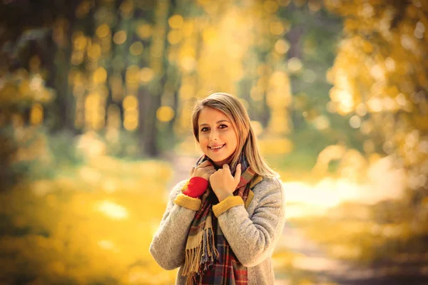 Dívka v kabát na podzim park — Stock fotografie