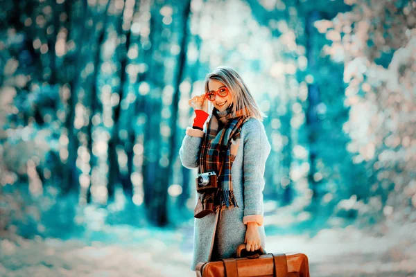 Menina com suicase em um parque — Fotografia de Stock