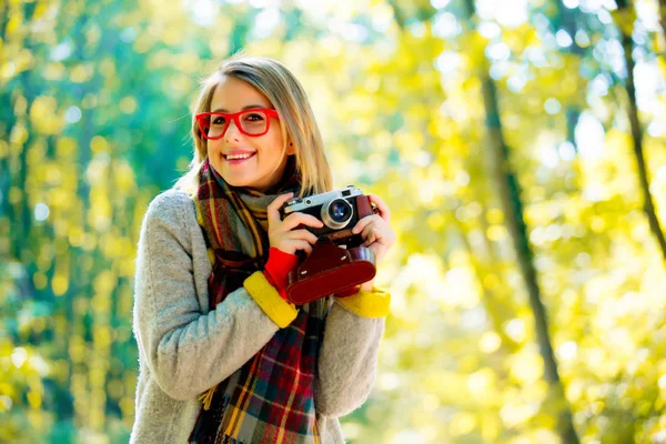 Chica con cámara en un parque de otoño —  Fotos de Stock