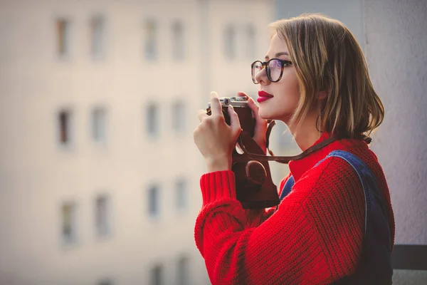 Menina jovem com câmera vintage e óculos — Fotografia de Stock