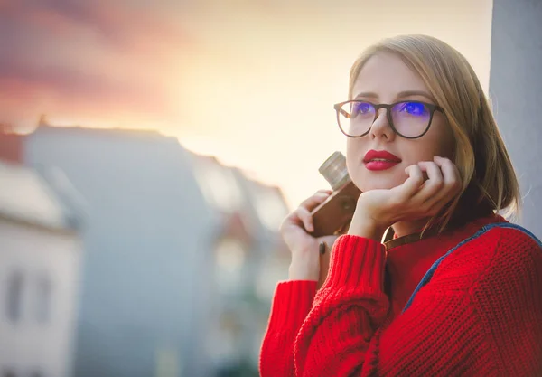 年轻的女孩与老式相机和眼镜 — 图库照片