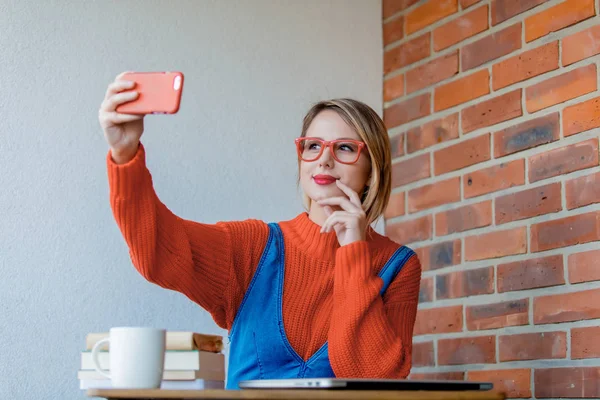Jong Meisje Sititng Aan Tafel Met Computer Doe Een Selfie — Stockfoto