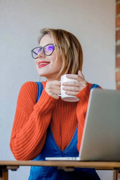 Meisje met laptopcomputer zitten en werken — Stockfoto