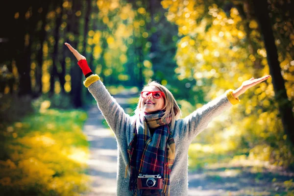 Chica con cámara en un parque de otoño — Foto de Stock