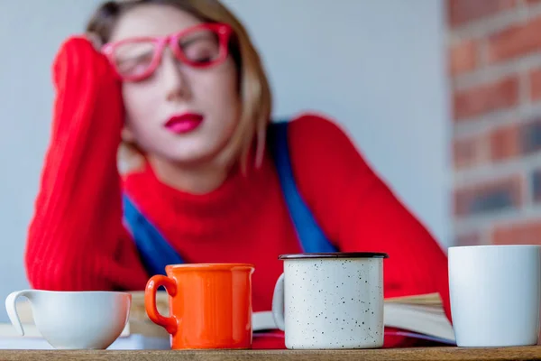 一杯のコーヒーと本と疲れた女の子 — ストック写真