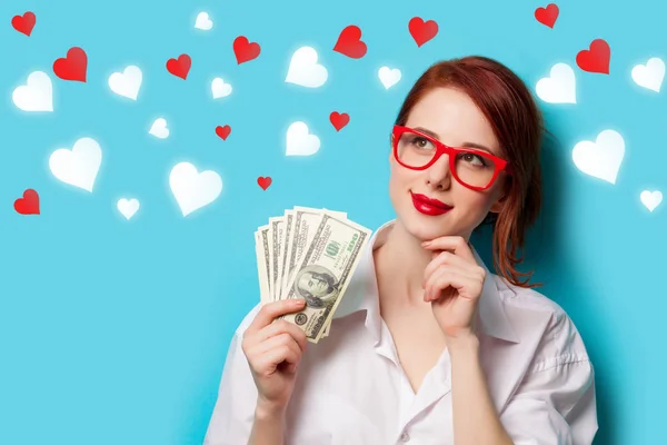 Femmes en lunettes rouges avec de l'argent — Photo