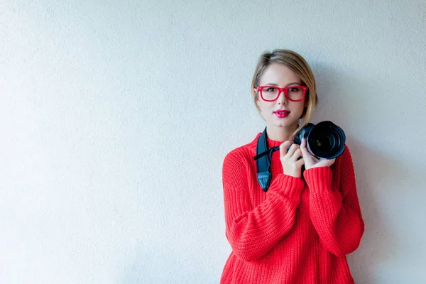 Girl with professional camera — Stockfoto