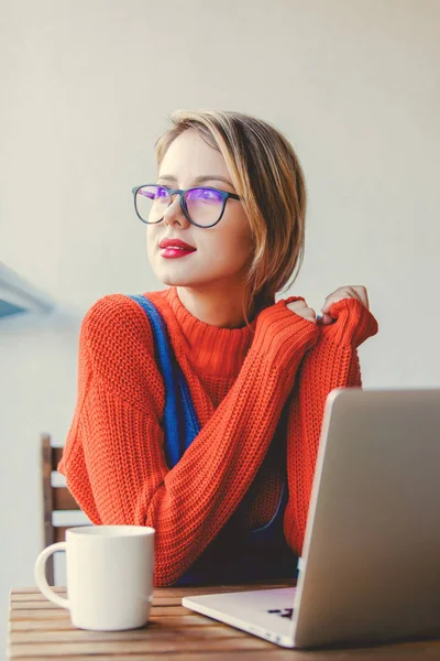 Chica con ordenador portátil sentado y trabajando —  Fotos de Stock