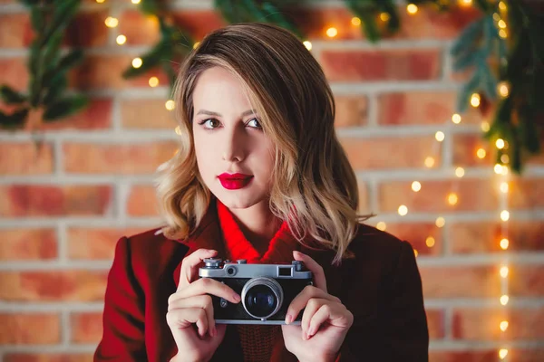 Ritratto Una Giovane Ragazza Cappotto Rosso Con Fotocamera Vintage Sfondo — Foto Stock