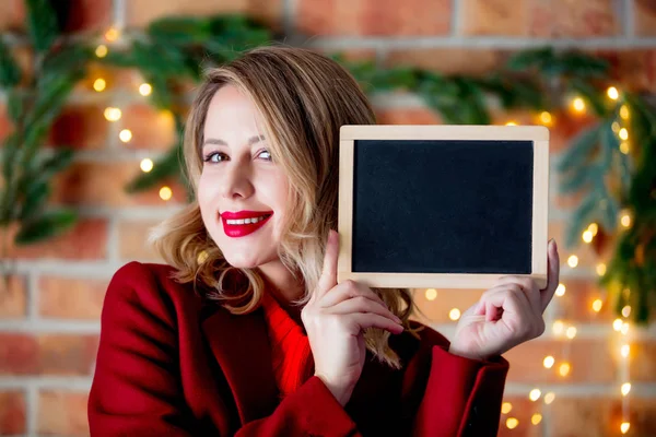 Retrato Una Joven Abrigo Rojo Con Pizarra Fondo Luces Navidad —  Fotos de Stock