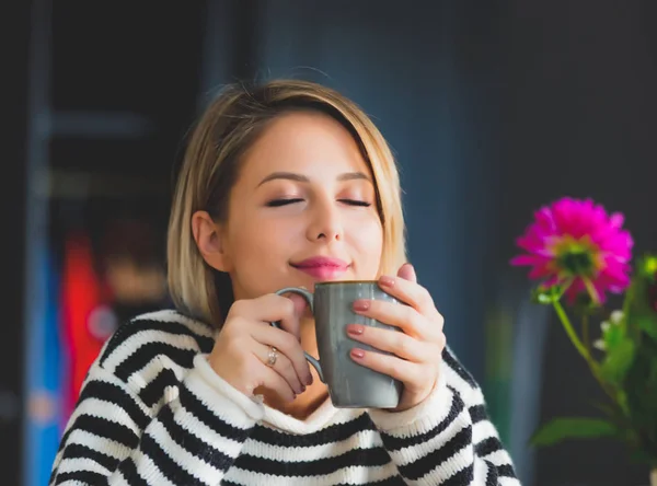 Ung Kvinna Med Kopp Kaffe Eller Och Kaka Sitter Stol — Stockfoto