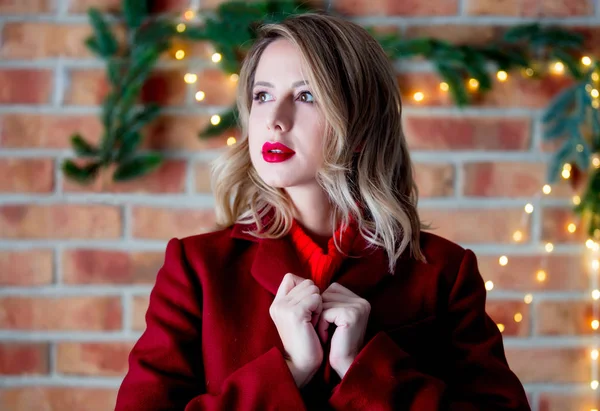 Retrato Una Joven Con Abrigo Rojo Fondo Luces Navidad —  Fotos de Stock